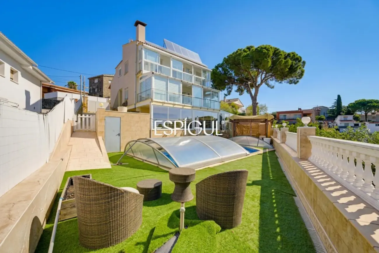 Exclusiva casa en venta con vistas panorámicas y piscina climatizada en Rubí, Les Martines
