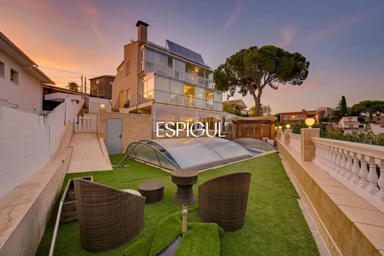 Exclusiva casa en venta con vistas panorámicas y piscina climatizada en Rubí, Les Martines