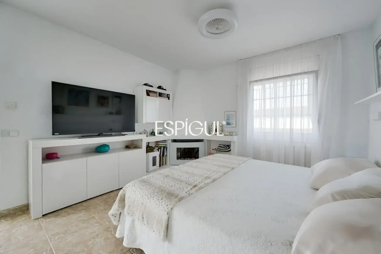 Exclusiva casa en venta con vistas panorámicas y piscina climatizada en Rubí, Les Martines