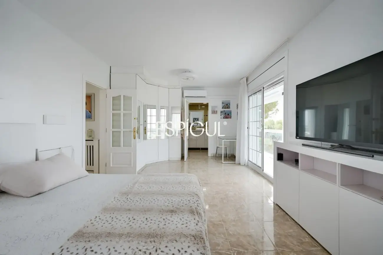 Exclusiva casa en venta con vistas panorámicas y piscina climatizada en Rubí, Les Martines