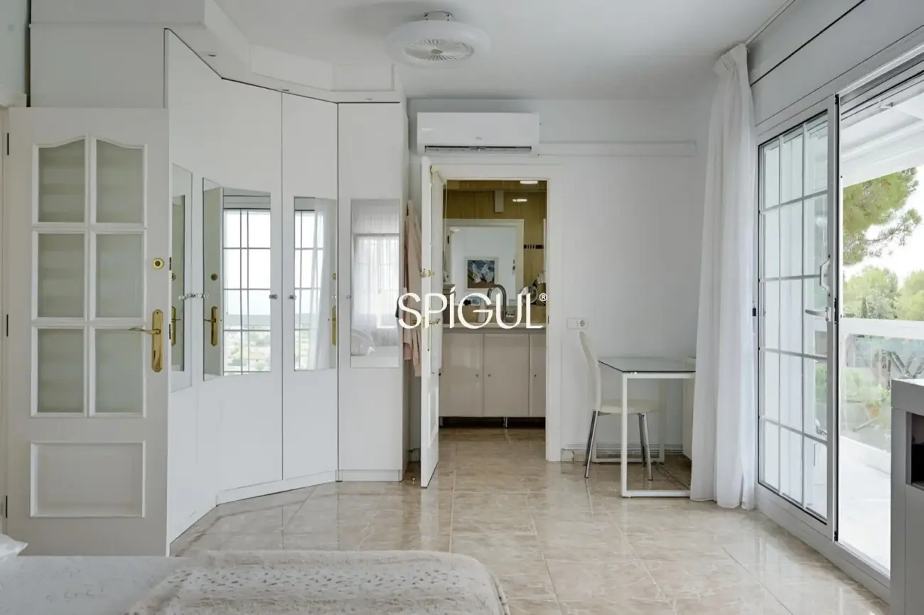 Exclusiva casa en venta con vistas panorámicas y piscina climatizada en Rubí, Les Martines