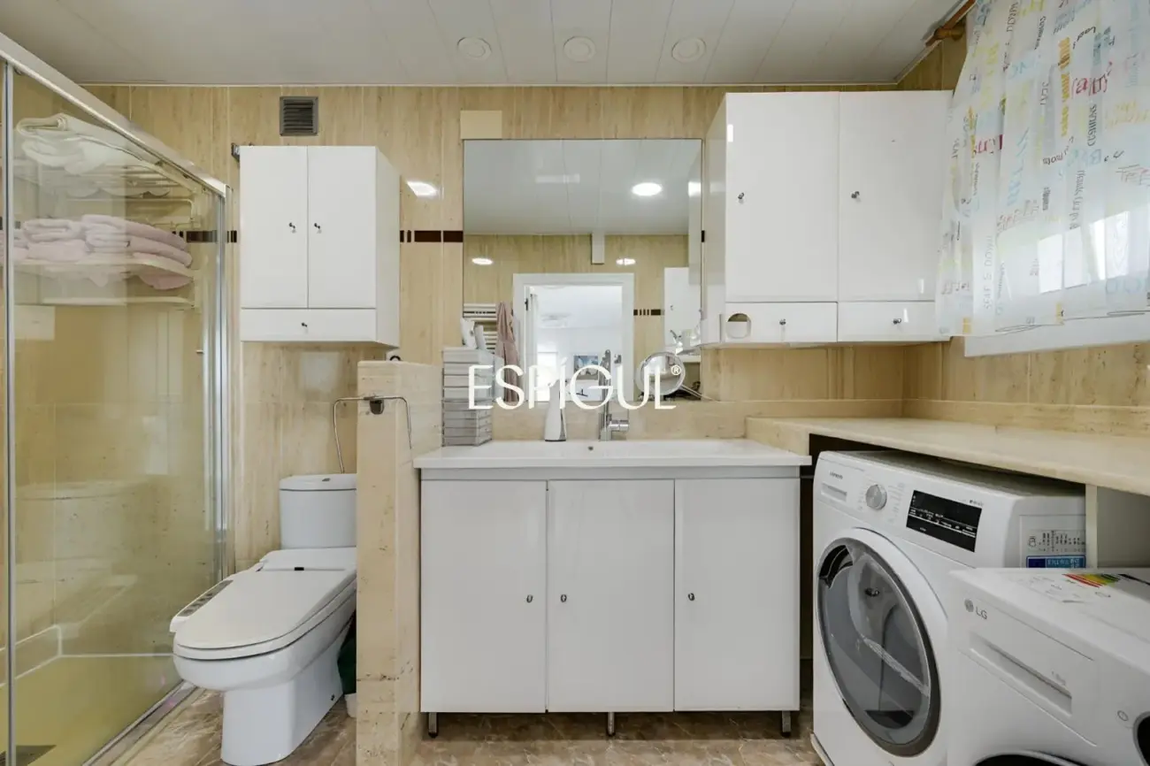 Exclusiva casa en venta con vistas panorámicas y piscina climatizada en Rubí, Les Martines