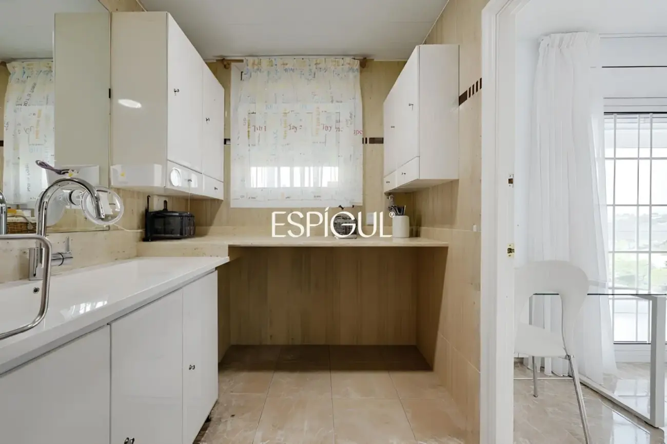 Exclusiva casa en venta con vistas panorámicas y piscina climatizada en Rubí, Les Martines