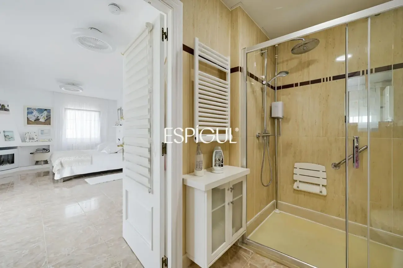 Exclusiva casa en venta con vistas panorámicas y piscina climatizada en Rubí, Les Martines