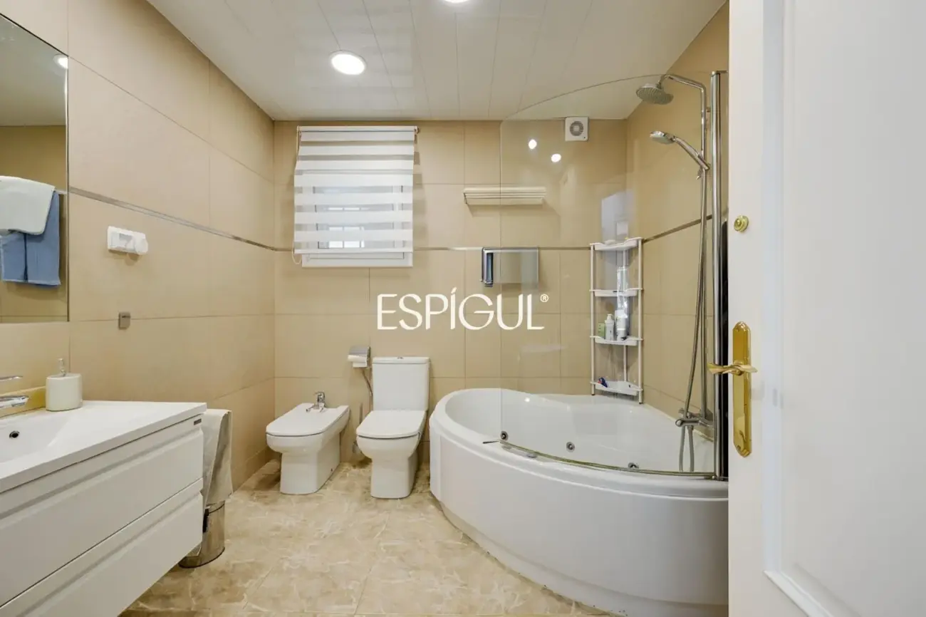 Exclusiva casa en venta con vistas panorámicas y piscina climatizada en Rubí, Les Martines