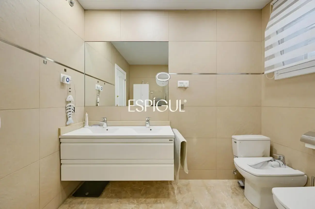 Exclusiva casa en venta con vistas panorámicas y piscina climatizada en Rubí, Les Martines