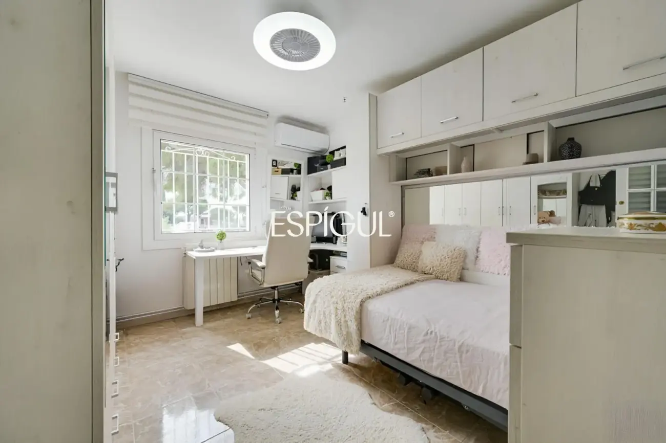 Exclusiva casa en venta con vistas panorámicas y piscina climatizada en Rubí, Les Martines