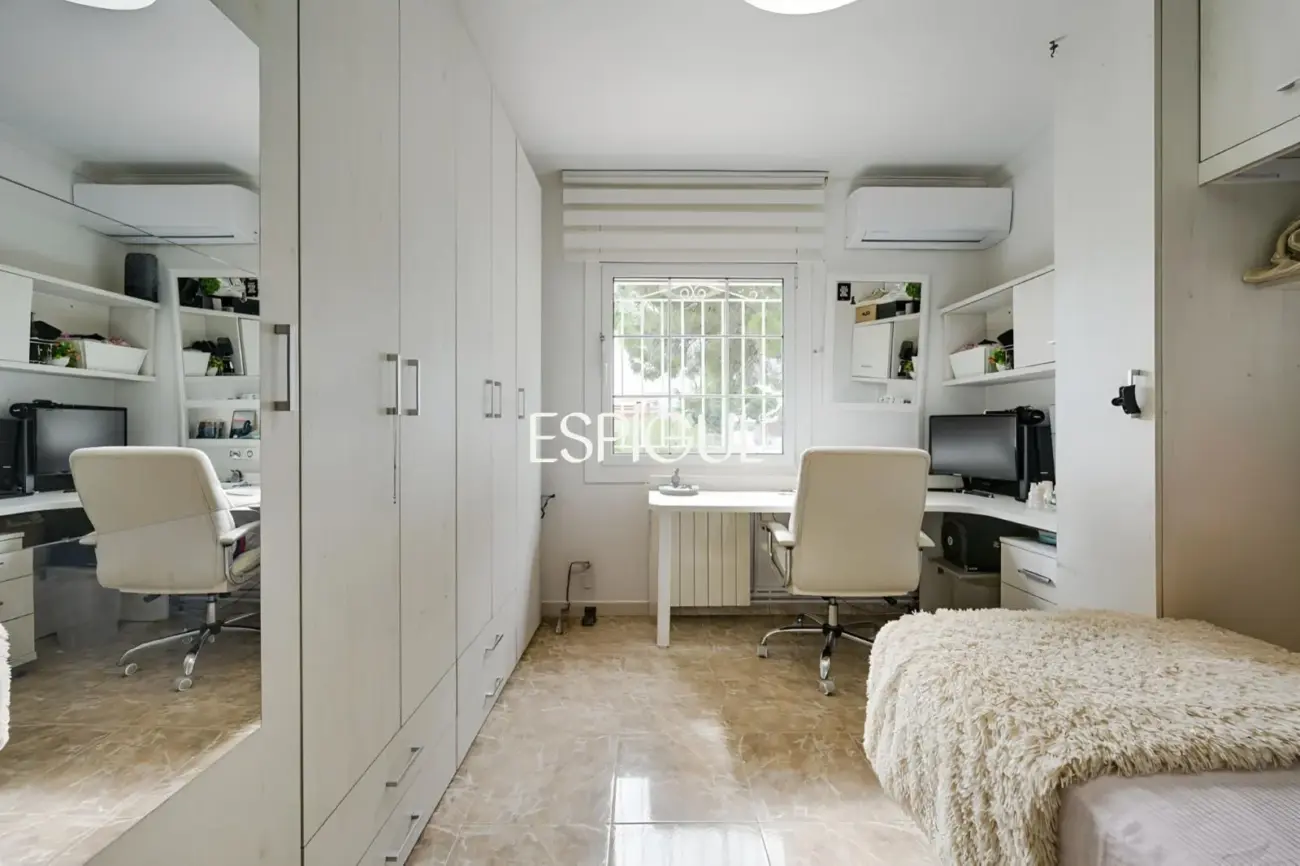 Exclusiva casa en venta con vistas panorámicas y piscina climatizada en Rubí, Les Martines