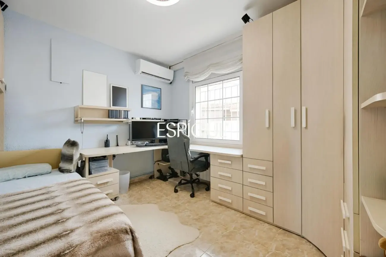 Exclusiva casa en venta con vistas panorámicas y piscina climatizada en Rubí, Les Martines