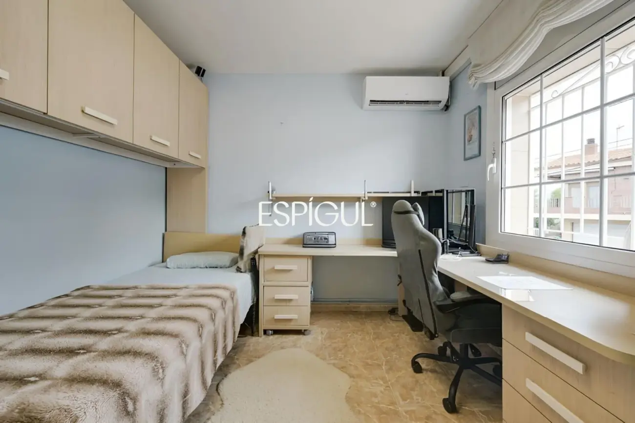 Exclusiva casa en venta con vistas panorámicas y piscina climatizada en Rubí, Les Martines
