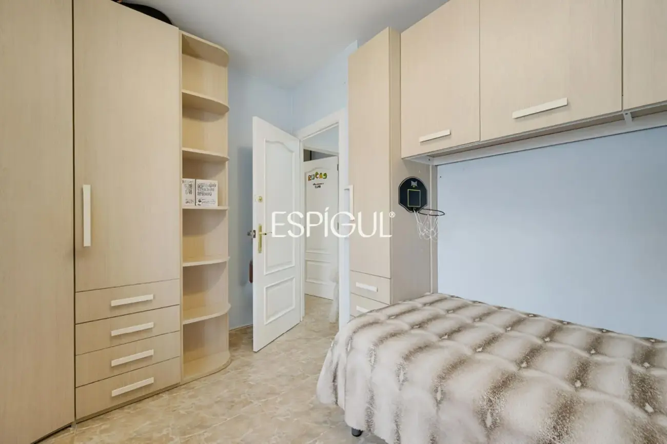Exclusiva casa en venta con vistas panorámicas y piscina climatizada en Rubí, Les Martines