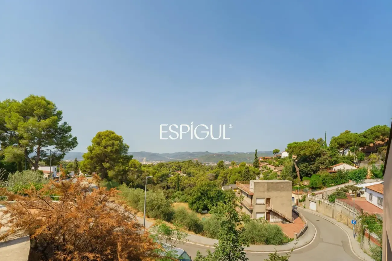 Exclusiva propiedad reformada en Collserola: diseño, vistas a la montaña y máxima tranquilidad