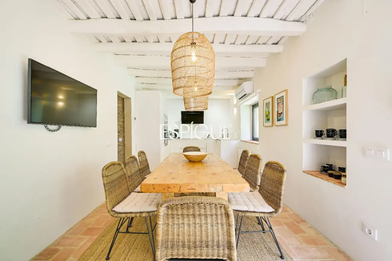 Exclusiva vivienda con piscina y vistas en Castell d’Empordà