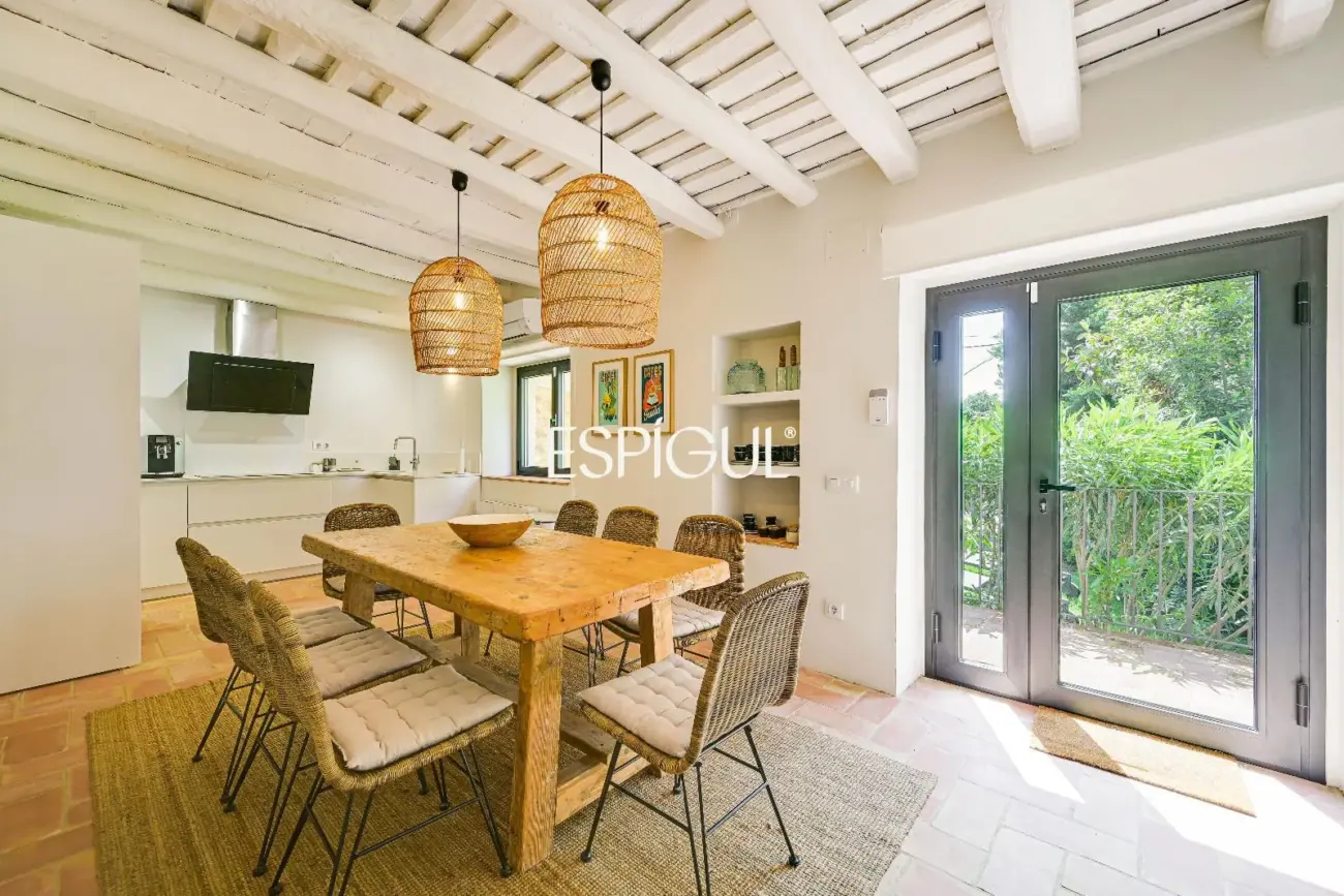 Exclusiva vivienda con piscina y vistas en Castell d’Empordà