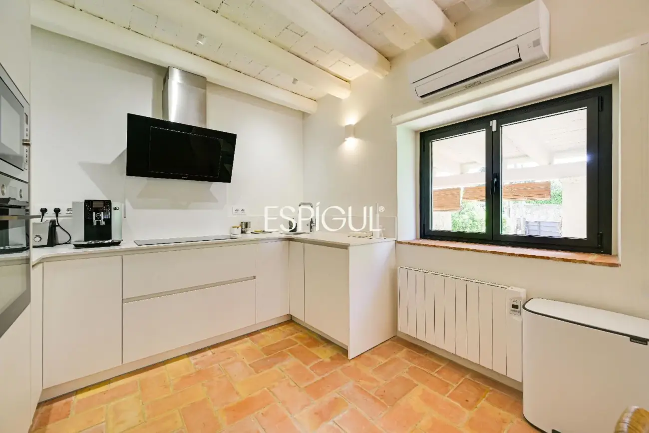 Exclusiva vivienda con piscina y vistas en Castell d’Empordà