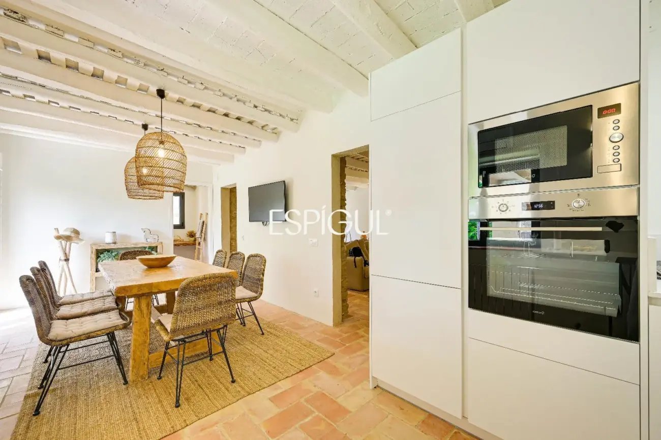 Exclusiva vivienda con piscina y vistas en Castell d’Empordà