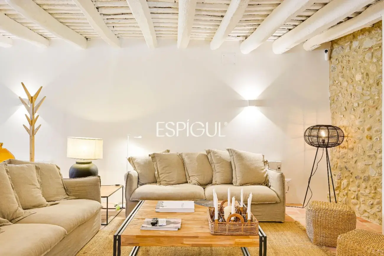 Exclusiva vivienda con piscina y vistas en Castell d’Empordà