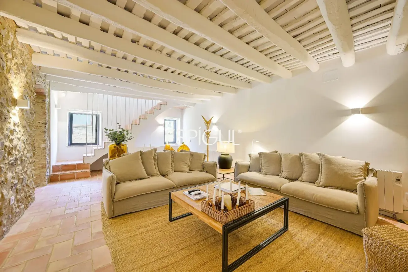 Exclusiva vivienda con piscina y vistas en Castell d’Empordà