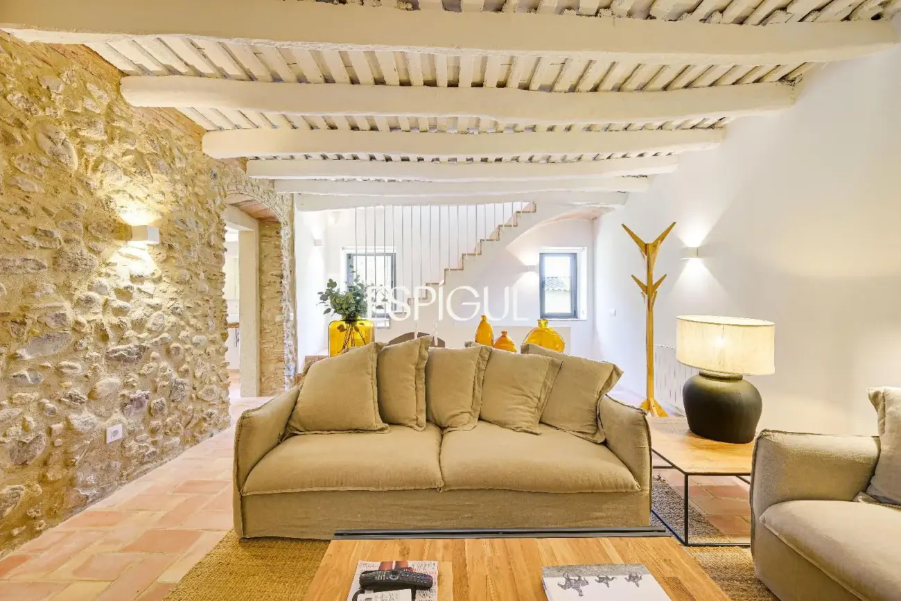 Exclusiva vivienda con piscina y vistas en Castell d’Empordà