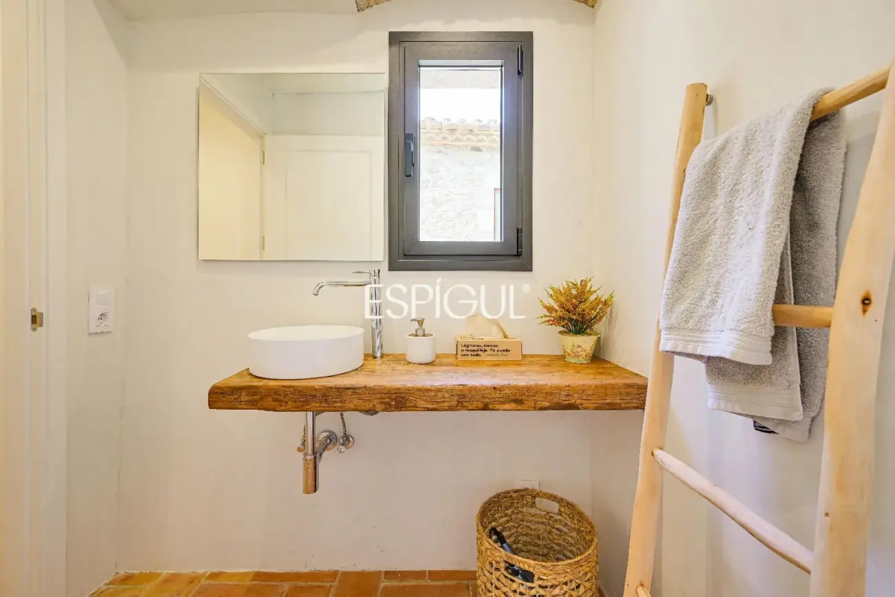 Exclusiva vivienda con piscina y vistas en Castell d’Empordà