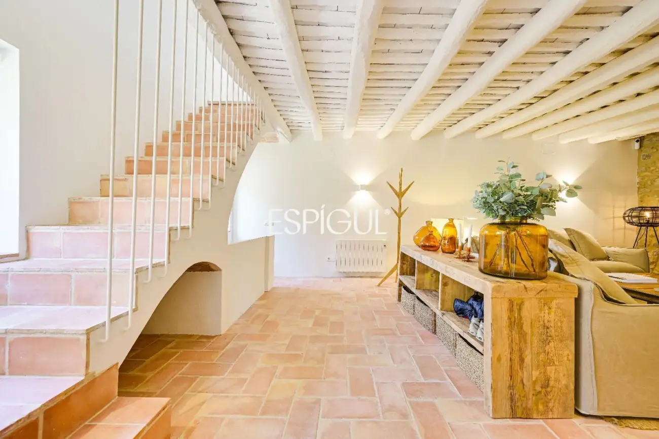 Exclusiva vivienda con piscina y vistas en Castell d’Empordà