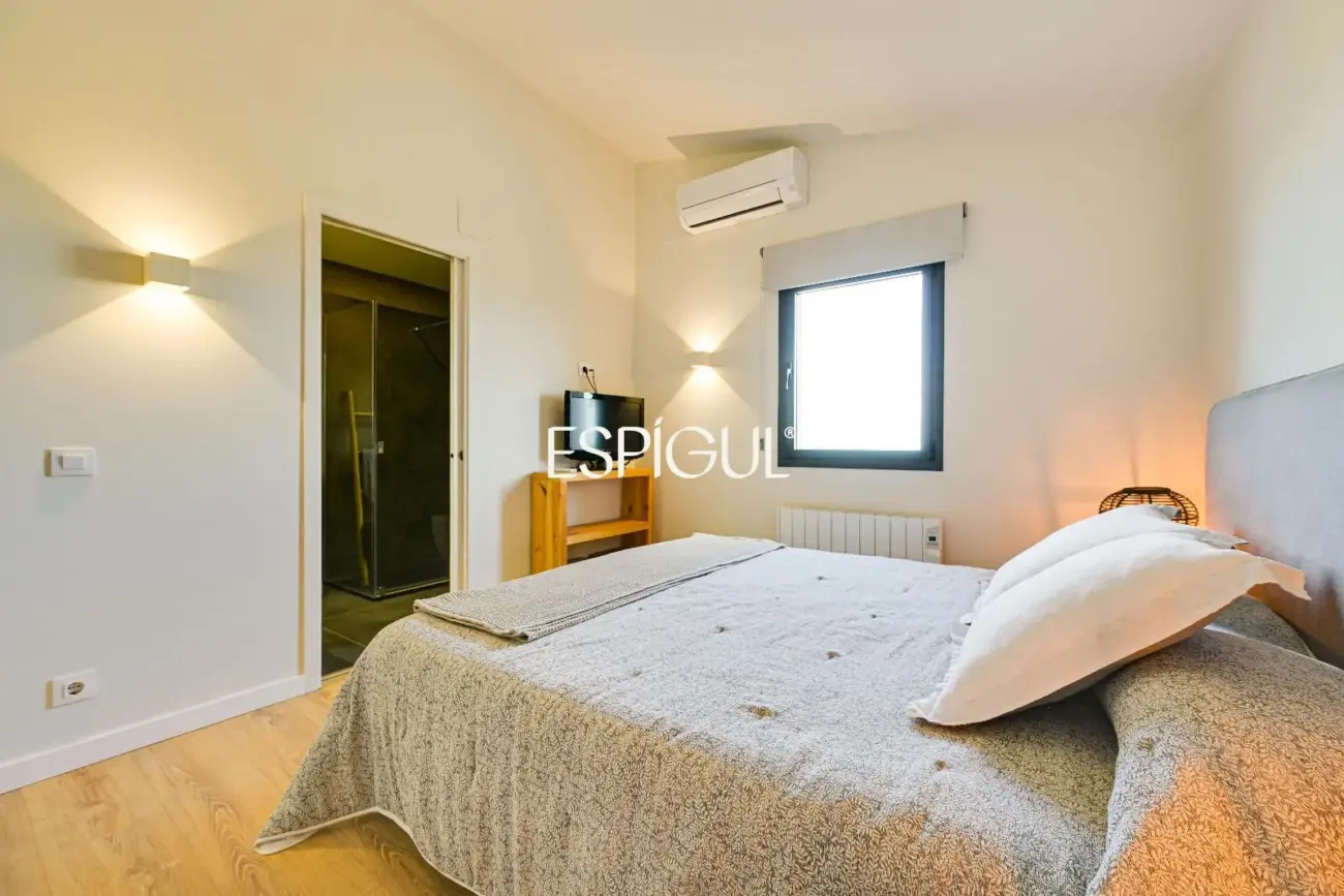 Exclusiva vivienda con piscina y vistas en Castell d’Empordà