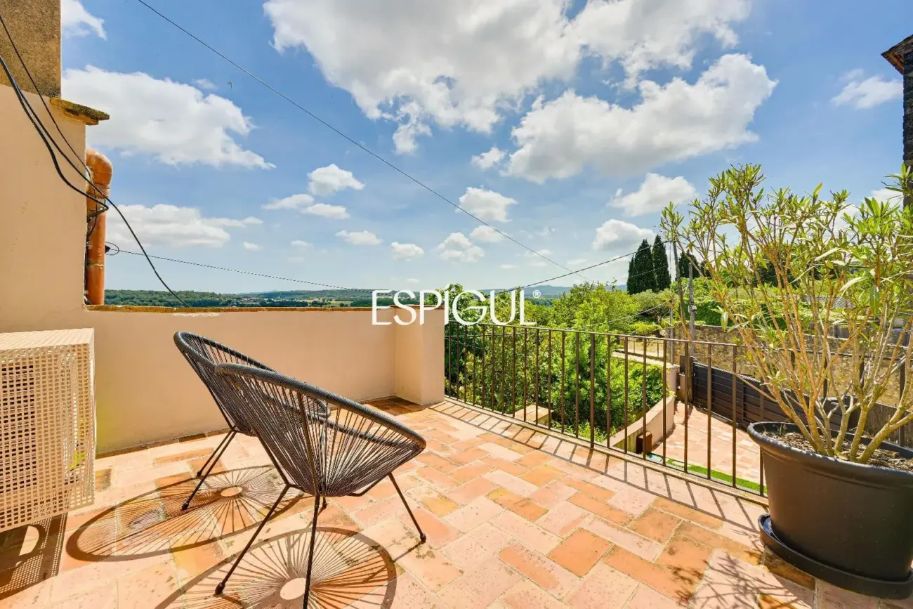Exclusiva vivienda con piscina y vistas en Castell d’Empordà