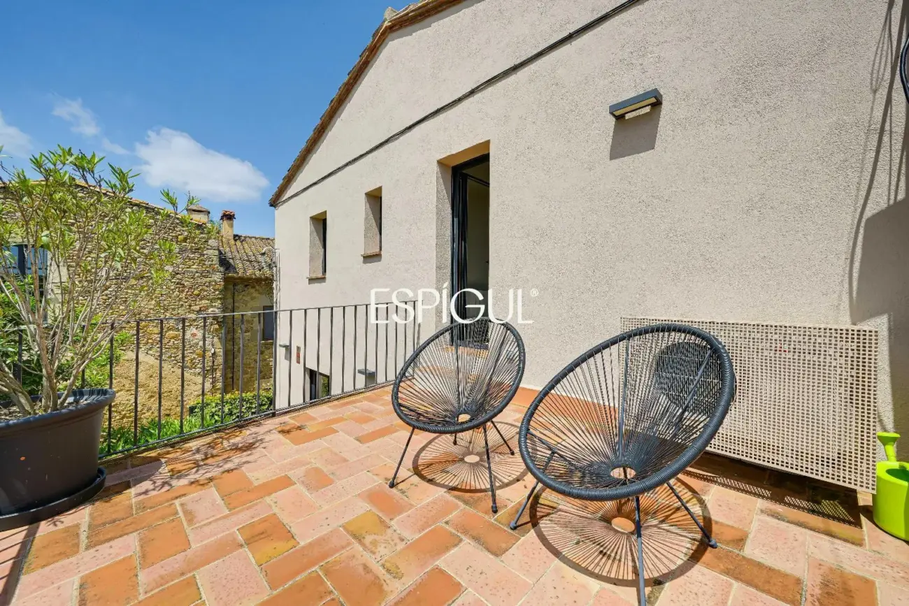Exclusiva vivienda con piscina y vistas en Castell d’Empordà