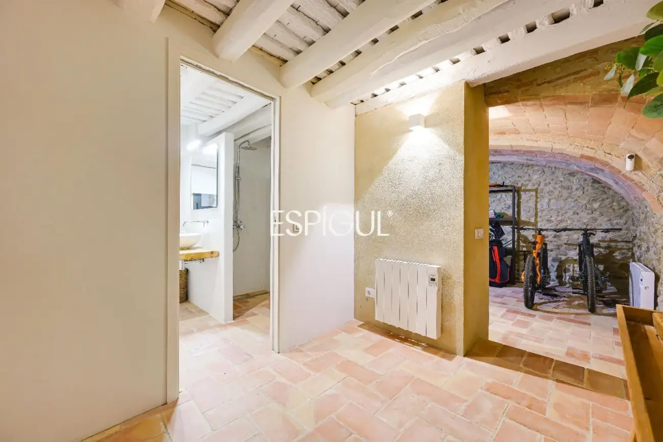 Exclusiva vivienda con piscina y vistas en Castell d’Empordà