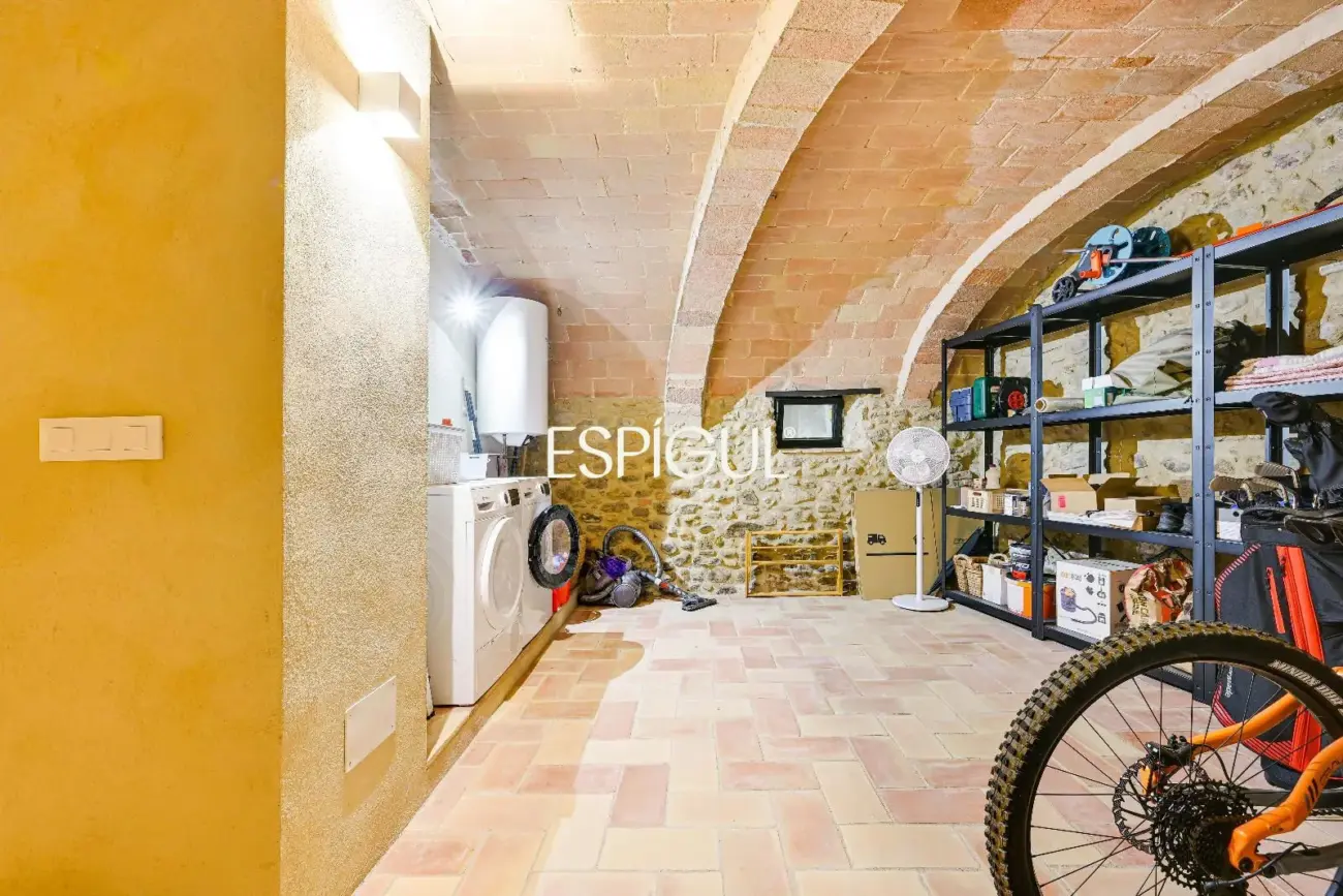 Exclusiva vivienda con piscina y vistas en Castell d’Empordà