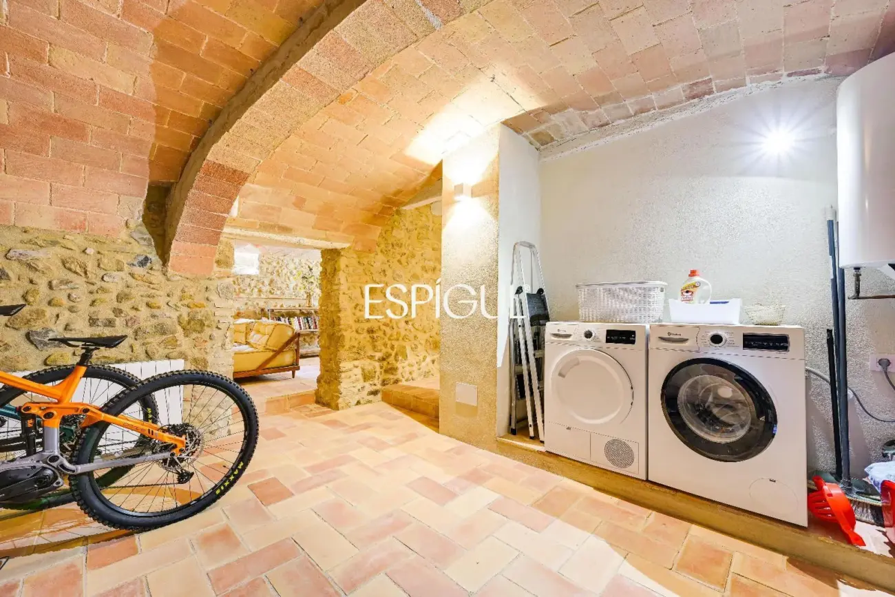Exclusiva vivienda con piscina y vistas en Castell d’Empordà