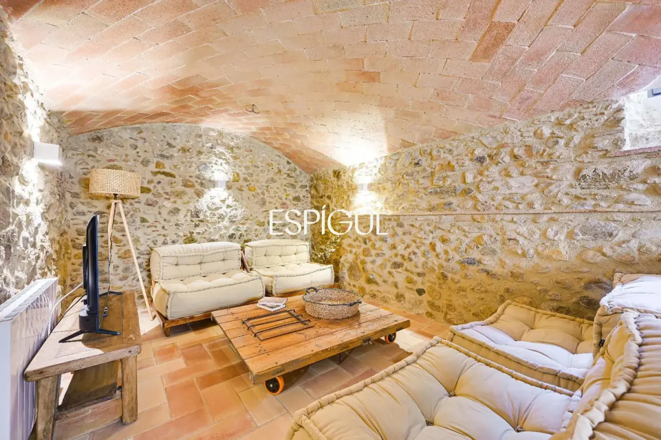 Exclusiva vivienda con piscina y vistas en Castell d’Empordà