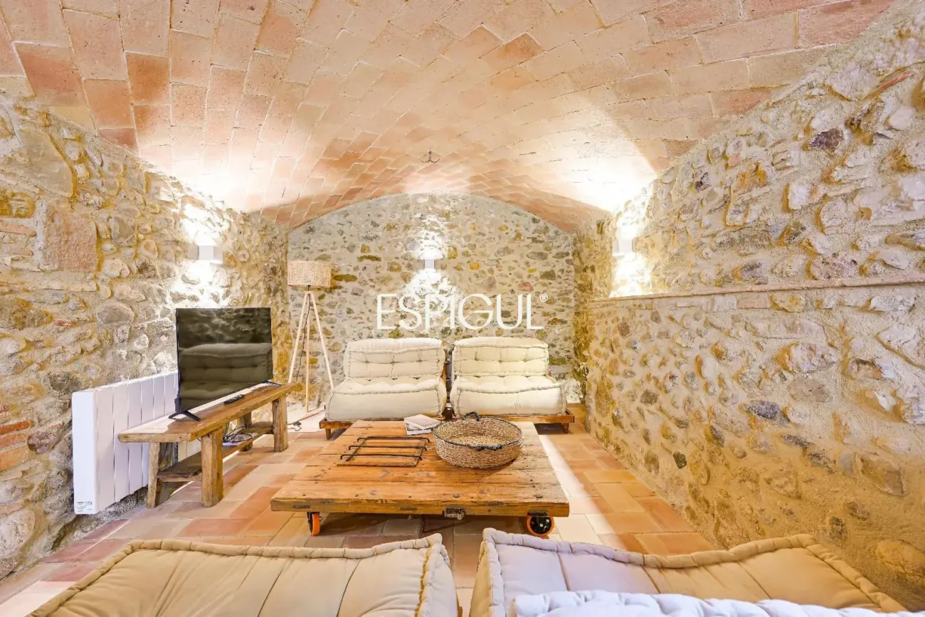 Exclusiva vivienda con piscina y vistas en Castell d’Empordà