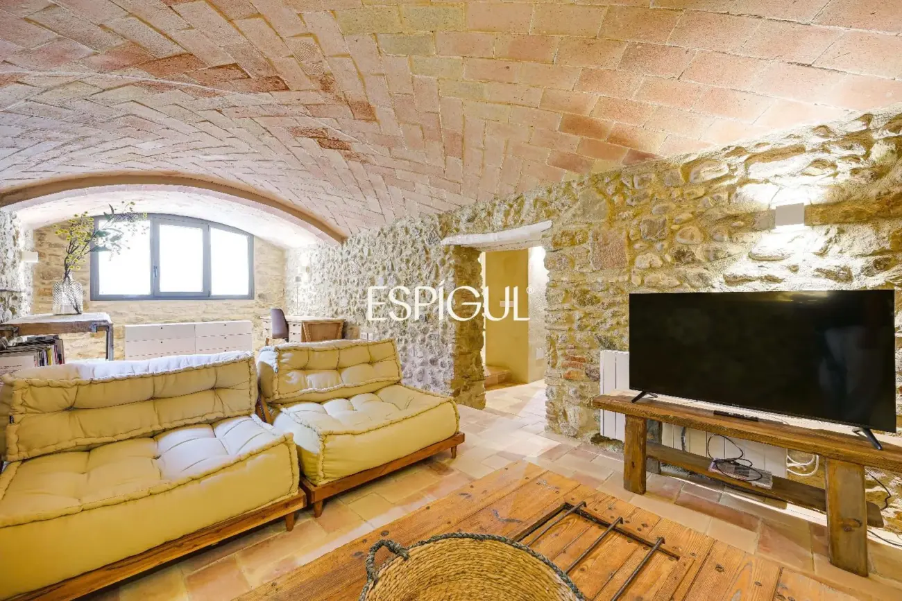 Exclusiva vivienda con piscina y vistas en Castell d’Empordà