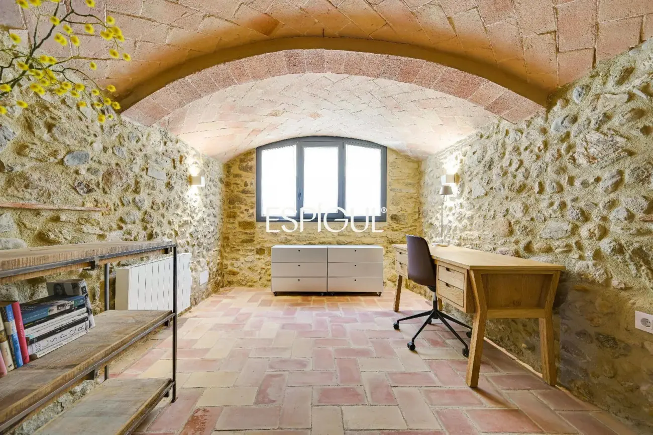 Exclusiva vivienda con piscina y vistas en Castell d’Empordà