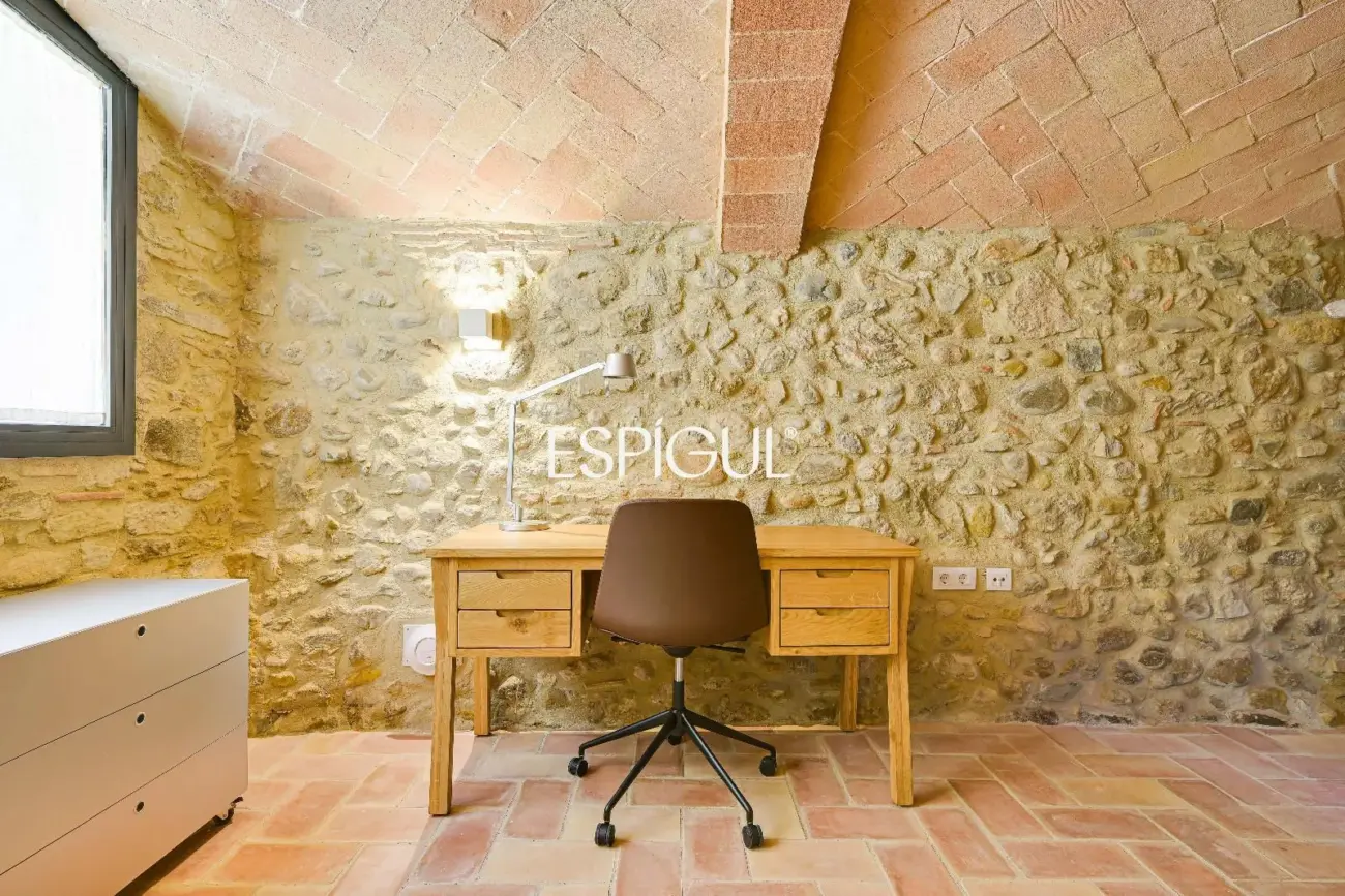Exclusiva vivienda con piscina y vistas en Castell d’Empordà