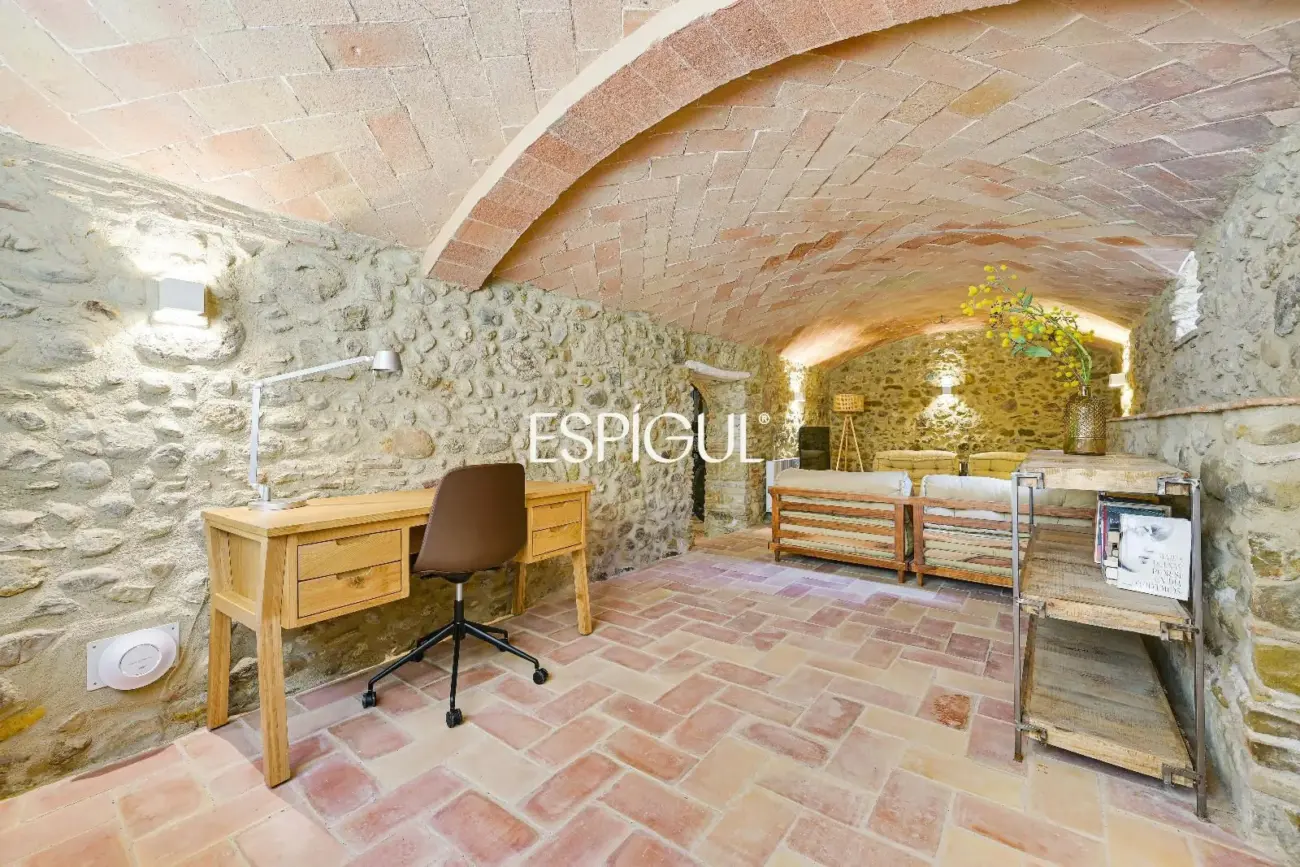Exclusiva vivienda con piscina y vistas en Castell d’Empordà