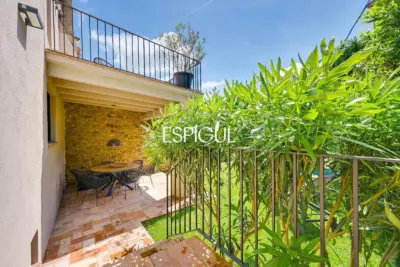 Exclusiva vivienda con piscina y vistas en Castell d’Empordà