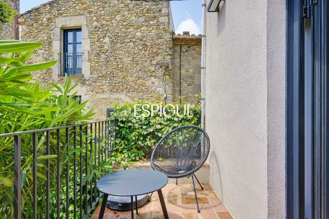 Exclusiva vivienda con piscina y vistas en Castell d’Empordà