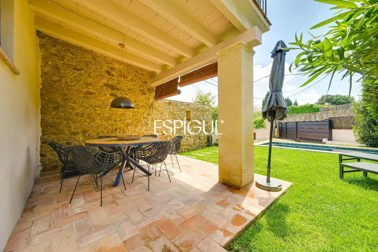 Exclusiva vivienda con piscina y vistas en Castell d’Empordà