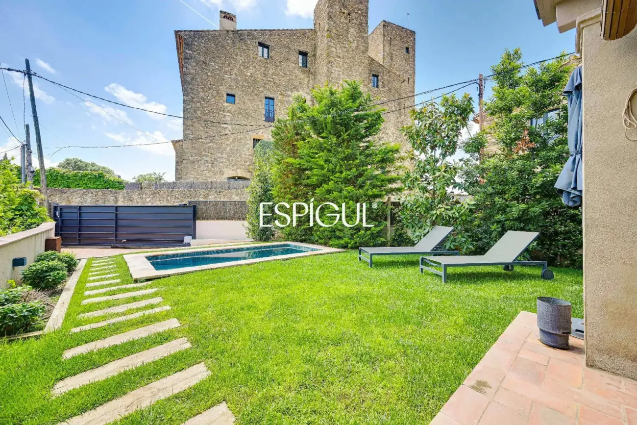 Exclusiva vivienda con piscina y vistas en Castell d’Empordà