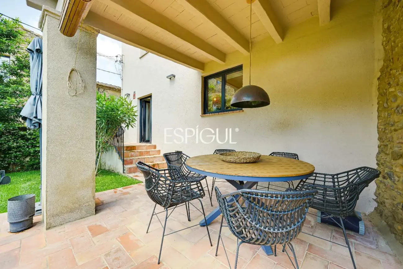 Exclusiva vivienda con piscina y vistas en Castell d’Empordà