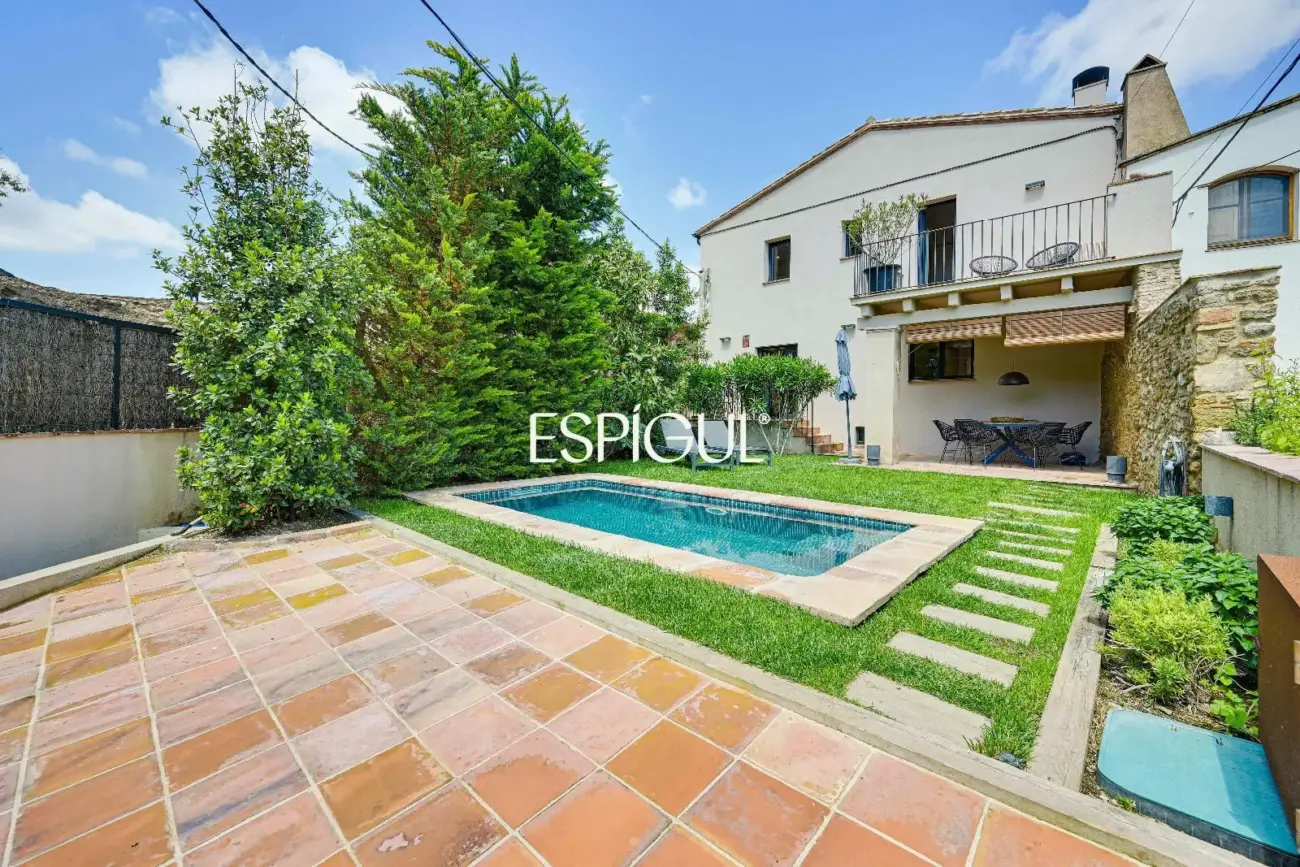 Exclusiva vivienda con piscina y vistas en Castell d’Empordà