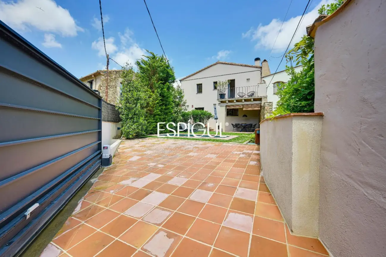 Exclusiva vivienda con piscina y vistas en Castell d’Empordà