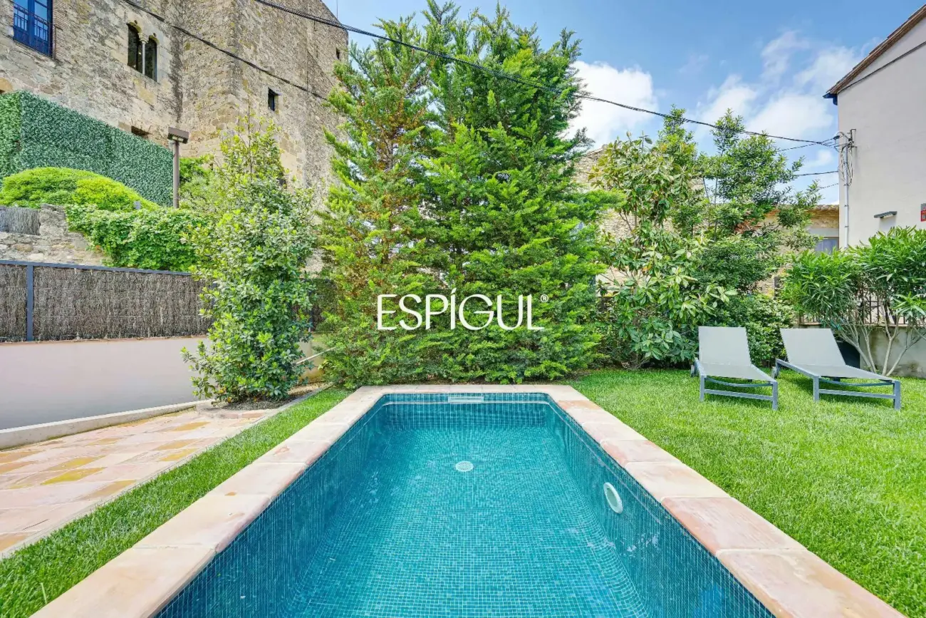 Exclusiva vivienda con piscina y vistas en Castell d’Empordà