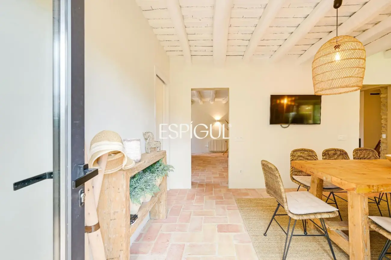 Exclusiva vivienda con piscina y vistas en Castell d’Empordà