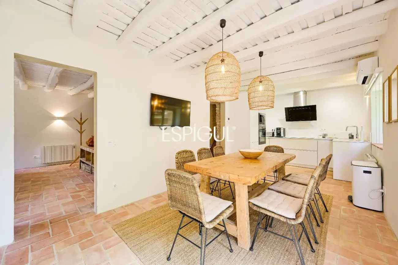 Exclusiva vivienda con piscina y vistas en Castell d’Empordà