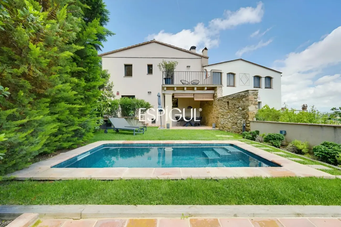 Exclusiva vivienda con piscina y vistas en Castell d’Empordà