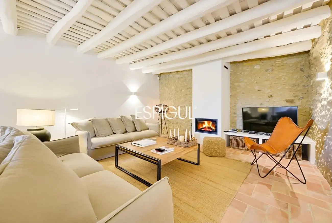 Exclusiva vivienda con piscina y vistas en Castell d’Empordà