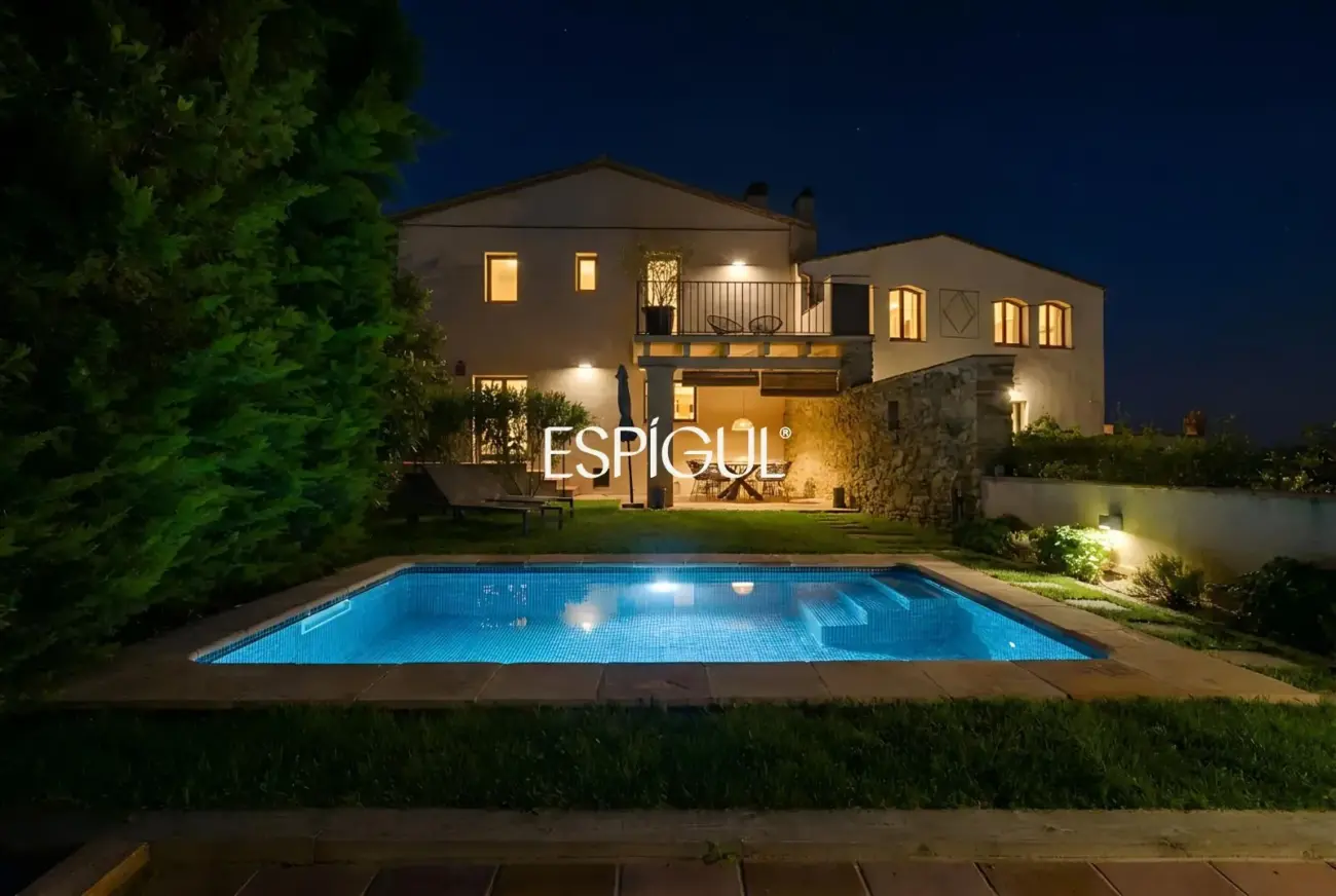 Exclusiva vivienda con piscina y vistas en Castell d’Empordà